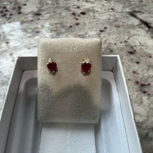 Yellow gold stud earrings